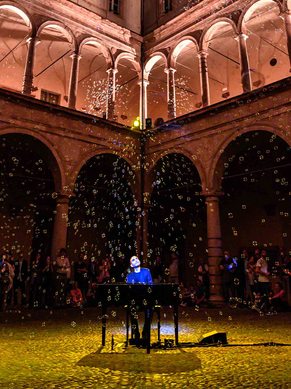 THE UNIVERSAL LANGUAGE OF SOAP BUBBLES - FROM ENTERTAINMENT TO SPORTS, FROM LIVE SHOWS TO CORPORATE EVENTS